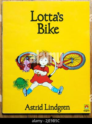 La couverture du livre de vélo de Lotta par l'écrivain suédoise Astrid Lindgren Banque D'Images