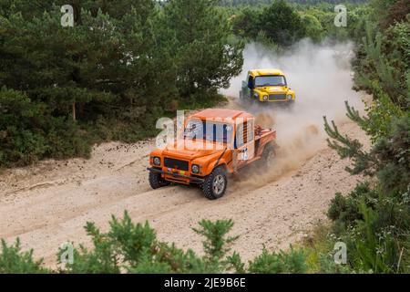 Bovington, Dorset, Royaume-Uni. 26th juin 2022. Southern Counties Off Road Club - Safari Off Road Racing à Bovington, Dorset. Compétition Safari est un test de fiabilité, d'ingénierie, d'ingéniosité et d'esprit d'équipe, les concurrents reçoivent un certain nombre de tours à réaliser dans un certain délai, chaque tour est chronométré et gagne le temps le plus bas. La poussière et la saleté volent partout pendant que les véhicules se déplacer. Crédit : Carolyn Jenkins/Alay Live News Banque D'Images