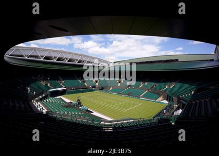 Vue générale du court numéro un avant le championnat de Wimbledon 2022 au All England Lawn tennis and Croquet Club, Wimbledon. Date de la photo: Dimanche 26 juin 2022. Banque D'Images