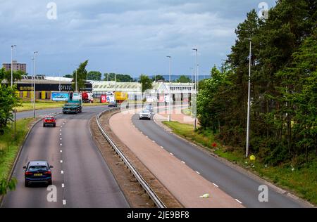 Dundee, Tayside, Écosse, Royaume-Uni. 26th juin 2022. Météo au Royaume-Uni. Aujourd'hui sera principalement nuageux à Dundee, en Écosse, avec des averses dispersées se déplaçant du sud-ouest et de forts vents froids, avec des températures atteignant 14°C. Seuls quelques conducteurs de dimanche sont sortis sur la route à deux voies Kingsway West lors de la saison insaisonnière de juin. Crédit : Dundee Photographics/Alamy Live News Banque D'Images