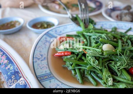 Style thaïlandais, feuille de Chayote épicée friture. Banque D'Images