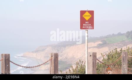 Falaise instable abrupte, roche ou bluff, temps brumeux, érosion de la côte de Californie, États-Unis. Torrey Pines Park érodé crag surplombent le point de vue, les vagues de l'océan d'en haut. Main courante de chaîne. Cinémagraphe sans couture. Banque D'Images