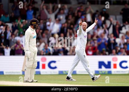 Jack Leach, en Angleterre, célèbre la prise du cricket de Michael Bracewell, en Nouvelle-Zélande, au cours du quatrième jour du troisième LV= Insurance Test Series Match au stade Emerald Headingley, à Leeds. Date de la photo: Dimanche 26 juin 2022. Banque D'Images