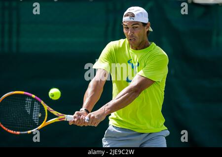 Londres, Royaume-Uni. 26th juin 2022. Tennis: Tournoi de Wimbledon, tournoi Grand Chelem, entraînement au All England tennis Club: Rafael Nadal d'Espagne est en action. Credit: Frank Molter/dpa/Alay Live News Banque D'Images