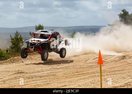Bovington, Dorset, Royaume-Uni. 26th juin 2022. Southern Counties Off Road Club - Safari Off Road Racing à Bovington, Dorset. Compétition Safari est un test de fiabilité, d'ingénierie, d'ingéniosité et d'esprit d'équipe, les concurrents reçoivent un certain nombre de tours à réaliser dans un certain délai, chaque tour est chronométré et gagne le temps le plus bas. La poussière et la saleté volent partout pendant que les véhicules se déplacer. Crédit : Carolyn Jenkins/Alay Live News Banque D'Images