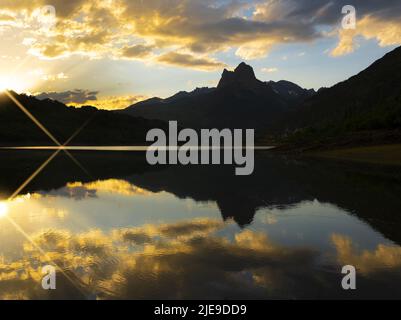 Coucher de soleil sur le réservoir de Lanuza, Pyrénées Huesca Banque D'Images