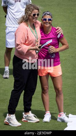 Les Belges Kim Clijsters et les Belges Kirsten Flipkens photographiés lors du grand tournoi de tennis de Wimbledon 2022 au All England tennis Club, dans le sud-ouest de Londres, en Grande-Bretagne, dimanche 26 juin 2022. BELGA PHOTO BENOIT DOPPAGNE Banque D'Images