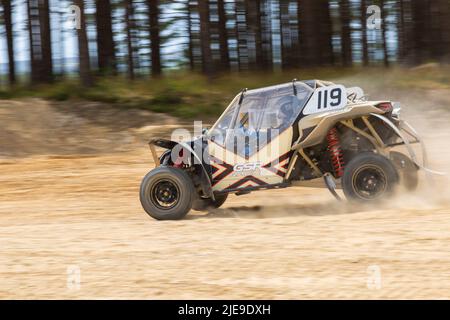 Bovington, Dorset, Royaume-Uni. 26th juin 2022. Southern Counties Off Road Club - Safari Off Road Racing à Bovington, Dorset. Compétition Safari est un test de fiabilité, d'ingénierie, d'ingéniosité et d'esprit d'équipe, les concurrents reçoivent un certain nombre de tours à réaliser dans un certain délai, chaque tour est chronométré et gagne le temps le plus bas. La poussière et la saleté volent partout pendant que les véhicules se déplacer. Crédit : Carolyn Jenkins/Alay Live News Banque D'Images
