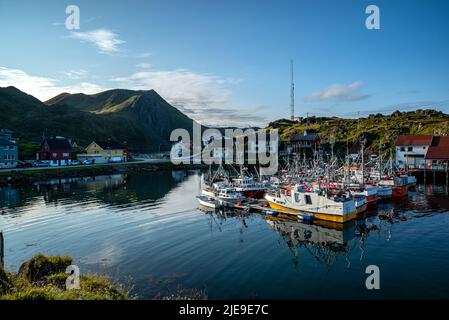 Bateaux colorés dans le port de Kamøyvær, dans la municipalité de Nordkapp, en Norvège Banque D'Images