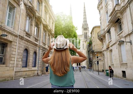 Tourisme en France. Vue arrière de la petite fille voyageur visitant la ville de Bordeaux, France. Banque D'Images