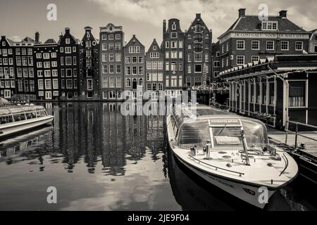 Bateau de visite des canaux, front de mer de Damrak, amsterdam, pays-bas, vélos et canaux Banque D'Images