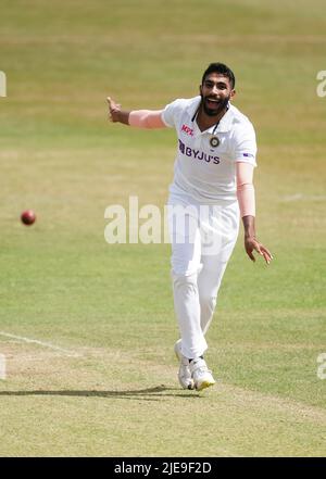 L'Inde JasEsprit Bumrah pendant le quatrième jour du match au terrain du comté d'Uptonsteel, Leicester. Date de la photo: Dimanche 26 juin 2022. Banque D'Images