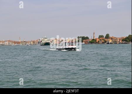 Venise, Italie. 17 juin 2022. Entrée à la lagune de Venise. Bateau-taxi et ferry en arrière-plan Banque D'Images