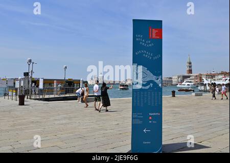 Venise, Italie. 17 juin 2022. Promenade en front de mer Riva degli Schiavoni à Venise. Publicité pour la Biennale Arte 2022 Banque D'Images