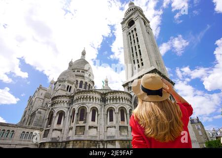 Visite de Paris, France. Femme touristique à Paris avec la Basilique du Sacré-coeur (Sacré-Cœur) de Paris. Angle bas. Banque D'Images