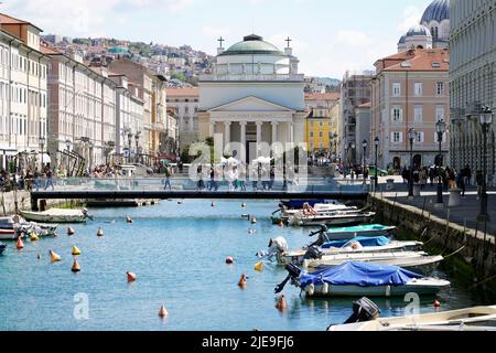 TRIESTE, ITALIE - 24 AVRIL 2022 : Église de Sant'Antonio Taumatugo sur le Grand Canal de Trieste, Italie Banque D'Images