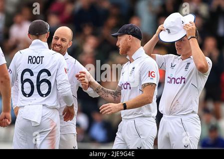 Jack Leach, d’Angleterre, célèbre le Trent Boult, du cricket de Nouvelle-Zélande, avec ses copains Banque D'Images