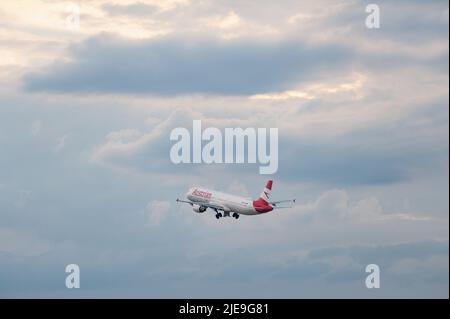 26.06.2022, Berlin, Allemagne, Europe - un Airbus A321-200 d'Austrian Airlines part de l'aéroport de Brandebourg de Berlin BER. Banque D'Images