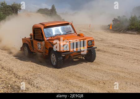 Bovington, Dorset, Royaume-Uni. 26th juin 2022. Southern Counties Off Road Club - Safari Off Road Racing à Bovington, Dorset. Compétition Safari est un test de fiabilité, d'ingénierie, d'ingéniosité et d'esprit d'équipe, les concurrents reçoivent un certain nombre de tours à réaliser dans un certain délai, chaque tour est chronométré et gagne le temps le plus bas. La poussière et la saleté volent partout pendant que les véhicules se déplacer. Crédit : Carolyn Jenkins/Alay Live News Banque D'Images
