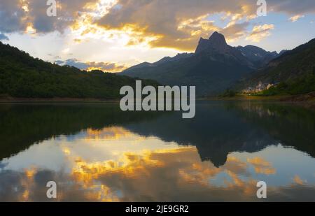 Coucher de soleil sur le réservoir de Lanuza, Pyrénées Huesca Banque D'Images