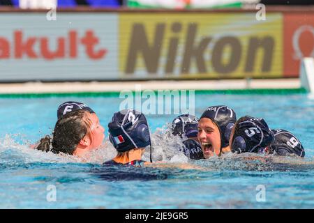 BUDAPEST, HONGRIE - JUIN 26 : Estelle Millot de France, Juliette Dhalluin de France, Louise Guillet (c) de France fait le point sur la victoire lors des Championnats du monde de la FINA Budapest 2022 1/8 final match Nouvelle-Zélande contre France sur 26 juin 2022 à Budapest, Hongrie (photo d'Albert Ten Hove/Orange Pictures) Banque D'Images