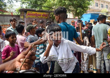 New Delhi, New Delhi, Inde. 26th juin 2022. Les garçons dansent lors d'une procession à l'occasion du Festival Muhumariamman à New Delhi. (Credit image: © Kabir Jhangiani/Pacific Press via ZUMA Press Wire) Banque D'Images