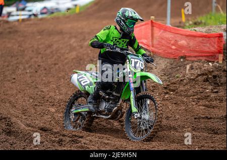 Dobele, Lettonie, 18 juin 2022: pilote de motocross en action le long de la route de terre et des terrains vallonnés, championnat de motocross Banque D'Images