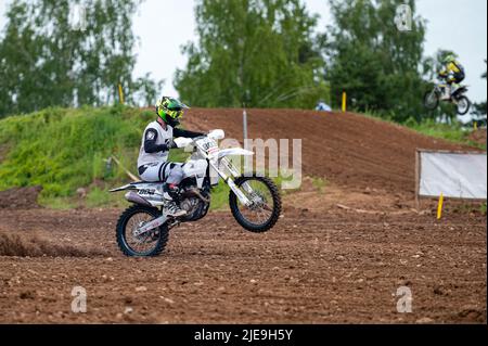 Dobele, Lettonie, 18 juin 2022: pilote de motocross en action le long de la route de terre et des terrains vallonnés, championnat de motocross Banque D'Images