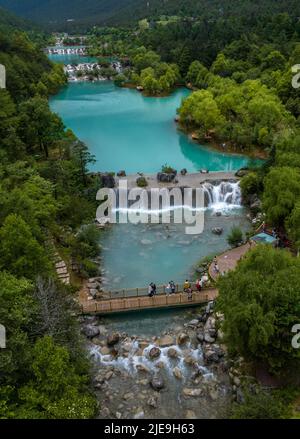 Lijiang, province chinoise du Yunnan. 26th juin 2022. Les touristes visitent la vallée de la Lune bleue au pied de la montagne de neige de Yulong dans la ville de Lijiang, dans la province du Yunnan, au sud-ouest de la Chine, à 26 juin 2022. Credit: Jiang Wenyao/Xinhua/Alay Live News Banque D'Images