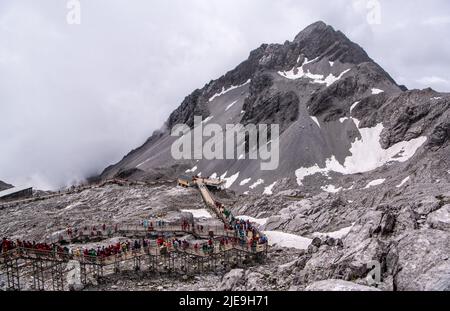 Lijiang, province chinoise du Yunnan. 26th juin 2022. Les touristes visitent la région pittoresque de la montagne de neige de Yulong dans la ville de Lijiang, dans le sud-ouest de la Chine, province du Yunnan, 26 juin 2022. Credit: Jiang Wenyao/Xinhua/Alay Live News Banque D'Images