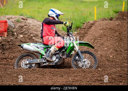 Dobele, Lettonie, 18 juin 2022: pilote de motocross en action le long de la route de terre et des terrains vallonnés, championnat de motocross Banque D'Images