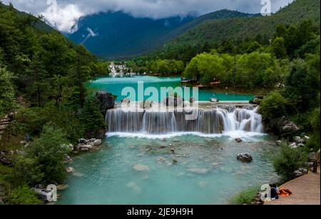 Lijiang, province chinoise du Yunnan. 26th juin 2022. Les touristes visitent la vallée de la Lune bleue au pied de la montagne de neige de Yulong dans la ville de Lijiang, dans la province du Yunnan, au sud-ouest de la Chine, à 26 juin 2022. Credit: Jiang Wenyao/Xinhua/Alay Live News Banque D'Images