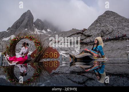 Lijiang, province chinoise du Yunnan. 26th juin 2022. Les touristes visitent la région pittoresque de la montagne de neige de Yulong dans la ville de Lijiang, dans le sud-ouest de la Chine, province du Yunnan, 26 juin 2022. Credit: Jiang Wenyao/Xinhua/Alay Live News Banque D'Images