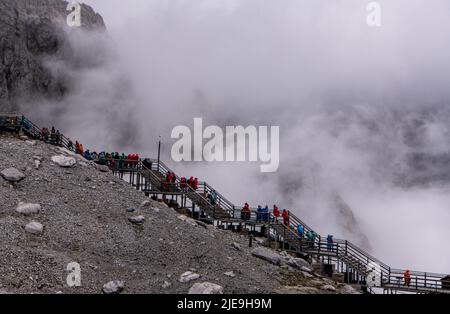 Lijiang, province chinoise du Yunnan. 26th juin 2022. Les touristes visitent la région pittoresque de la montagne de neige de Yulong dans la ville de Lijiang, dans le sud-ouest de la Chine, province du Yunnan, 26 juin 2022. Credit: Jiang Wenyao/Xinhua/Alay Live News Banque D'Images