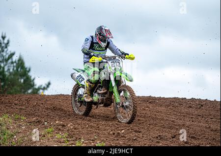 Dobele, Lettonie, 18 juin 2022: pilote de motocross en action le long de la route de terre et des terrains vallonnés, championnat de motocross Banque D'Images