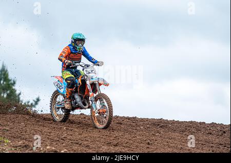 Dobele, Lettonie, 18 juin 2022: pilote de motocross en action le long de la route de terre et des terrains vallonnés, championnat de motocross Banque D'Images