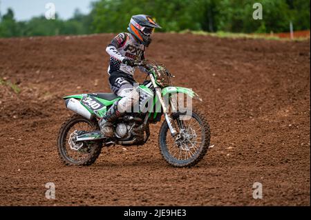 Dobele, Lettonie, 18 juin 2022: pilote de motocross en action le long de la route de terre et des terrains vallonnés, championnat de motocross Banque D'Images