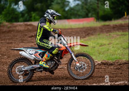 Dobele, Lettonie, 18 juin 2022: pilote de motocross en action le long de la route de terre et des terrains vallonnés, championnat de motocross Banque D'Images