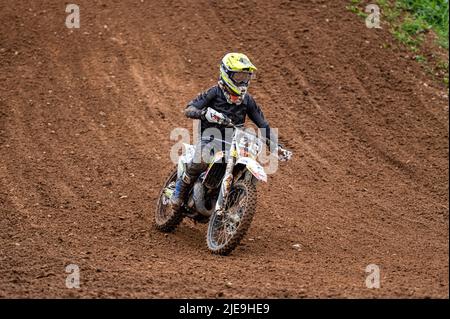 Dobele, Lettonie, 18 juin 2022: pilote de motocross en action le long de la route de terre et des terrains vallonnés, championnat de motocross Banque D'Images