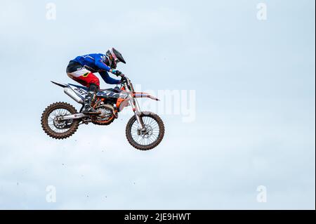 Dobele, Lettonie, 18 juin 2022: Motard dans le saut sur la compétition, isolé sur le ciel Banque D'Images