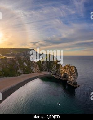 Vue aérienne d'un surfeur à Durdle Door, Durdle Door, Jurassic Coast, Dorset, Royaume-Uni, Europe du Nord Banque D'Images