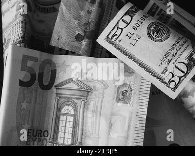 Billets en papier en coupures de 50 dollars et 50 euros, gros plan. Image en noir et blanc. Banque D'Images