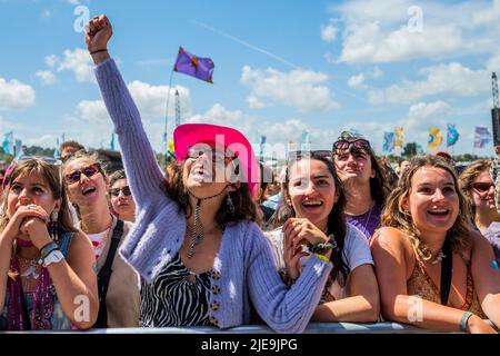 Pilton, Royaume-Uni. 26th juin 2022. Fans dans la grande foule de tous les âges et les sexes comme Lianne la Havas joue l'autre scène - le festival Glastonbury 50th 2022, digne ferme. Glastonbury, Credit: Guy Bell/Alamy Live News Banque D'Images