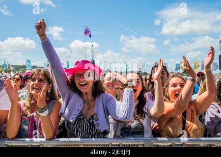 Pilton, Royaume-Uni. 26th juin 2022. Fans dans la grande foule de tous les âges et les sexes comme Lianne la Havas joue l'autre scène - le festival Glastonbury 50th 2022, digne ferme. Glastonbury, Credit: Guy Bell/Alamy Live News Banque D'Images