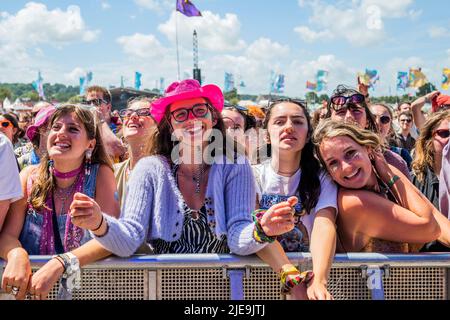 Pilton, Royaume-Uni. 26th juin 2022. Fans dans la grande foule de tous les âges et les sexes comme Lianne la Havas joue l'autre scène - le festival Glastonbury 50th 2022, digne ferme. Glastonbury, Credit: Guy Bell/Alamy Live News Banque D'Images