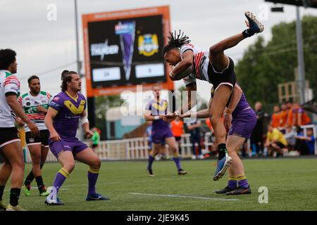 Newcastle, Royaume-Uni. 26th juin 2022. NEWCASTLE UPON TYNE, ROYAUME-UNI. 26th JUIN Alex Young, de Workington Town, prend un ballon de haut niveau lors du match de championnat DE BETFRED entre Newcastle Thunder et Workington Town à Kingston Park, Newcastle, le dimanche 26th juin 2022. (Credit: Chris Lishman | MI News) Credit: MI News & Sport /Alay Live News Banque D'Images