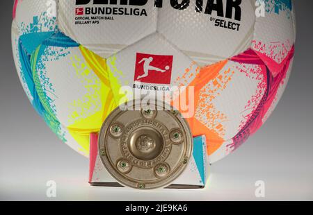 Dulmen, Allemagne. 23rd juin 2022. Firo : 26.06.2022, football, football: Art en général ballon de match de la saison 2022/2023 22/23 Derbystar ballon officiel de match pour la saison 2022/23 de la Bundesliga 1st et 2nd Bundesliga 'Bundesliga brillant APS' studio, support, fond, caractéristiques, . avec trophée de championnat crédit: dpa/Alay Live News Banque D'Images