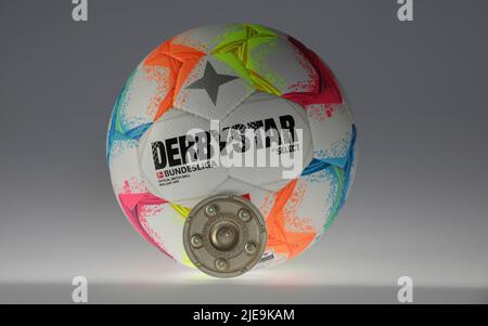 Dulmen, Allemagne. 23rd juin 2022. Firo : 26.06.2022, football, football: Art en général ballon de match de la saison 2022/2023 22/23 Derbystar ballon officiel de match pour la saison 2022/23 de la Bundesliga 1st et 2nd Bundesliga 'Bundesliga brillant APS' studio, support, fond, caractéristiques, . avec trophée de championnat crédit: dpa/Alay Live News Banque D'Images