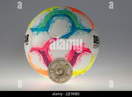 Dulmen, Allemagne. 23rd juin 2022. Firo : 26.06.2022, football, football: Art en général ballon de match de la saison 2022/2023 22/23 Derbystar ballon officiel de match pour la saison 2022/23 de la Bundesliga 1st et 2nd Bundesliga 'Bundesliga brillant APS' studio, support, fond, caractéristiques, . avec trophée de championnat crédit: dpa/Alay Live News Banque D'Images