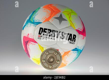 Dulmen, Allemagne. 23rd juin 2022. Firo : 26.06.2022, football, football: Art en général ballon de match de la saison 2022/2023 22/23 Derbystar ballon officiel de match pour la saison 2022/23 de la Bundesliga 1st et 2nd Bundesliga 'Bundesliga brillant APS' studio, support, fond, caractéristiques, . avec trophée de championnat crédit: dpa/Alay Live News Banque D'Images